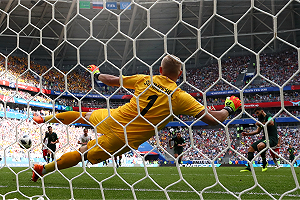 澳洲靠12碼罰球1：1逼和丹麥  保住晉級最後一線生機