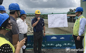 黃偉哲視查港尾溝溪岸排水  承諾爭取4.7億經費