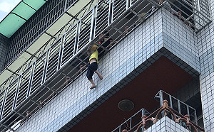 4歲男童懸空掛欄杆 屏東消防局順利救下