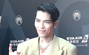 蕭敬騰星光率先登場  裸胸西裝引尖叫