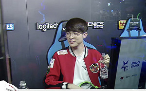 《英雄聯盟》SKT終止四連敗 網友熱議：Faker笑了！