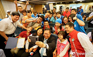 桃市NPO自媒力成果豐  鄭文燦自拍嗨行銷