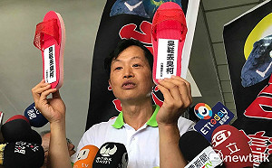 不爽柯「國家力量決定」論  獨派嗆：丟鞋會讓你更司空見慣