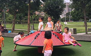 遊戲場有飛碟出沒！樂活公園再現新奇遊具超吸睛