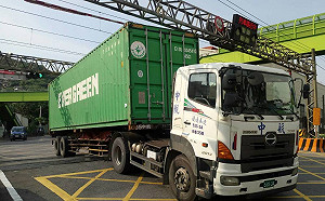 快訊》聯結車卡鐵道！目前已排除恢復通行 影響近千名旅客