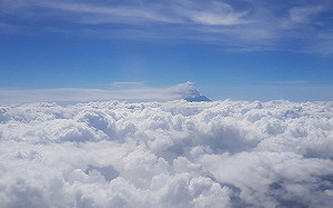 飛機上拍到  印尼阿貢火山噴2.5公里黑灰機場急關