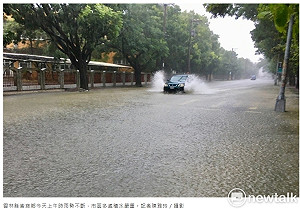 豪大雨襲擊 雲林崙背國中外馬路積水30公分