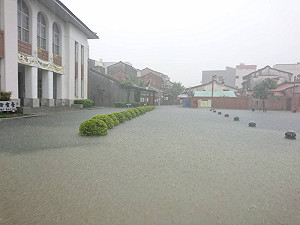 強降雨　鹿港公會堂地勢低窪積水近膝