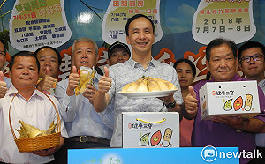 新北綠金好吃好玩；朱立倫握鋤持刀示範挖筍