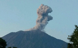 印尼阿貢火山連噴7分鐘  2000公尺灰柱衝天