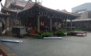 連日豪雨轟炸中台灣  鹿港龍山寺汪洋一片