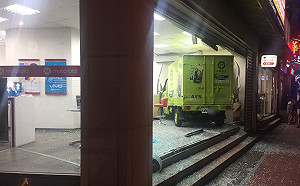 司機恍神失控 小貨車撞進手機行