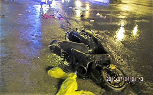 情侶機車雙載打滑失控撞電箱  釀1死1傷