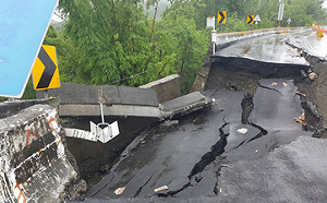 月世界路塌了! 連日大雨台28線24K路面破大洞