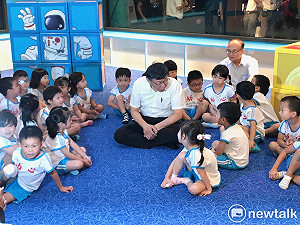 北市天文館重開幕！柯文哲與學童機智問答逗樂現場