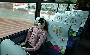 孤單、寂寞、冷?  邊緣人的首選日本觀光巴士放假人