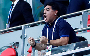 「英哥」大戰衝突不斷　傳奇球星馬拉度納怒批：毀滅性的搶劫！