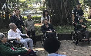 神扯外籍看護！推阿嬤出門公園聊天換阿公回家