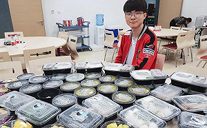 英雄聯盟洲際賽》進貢大魔王！Faker滿桌粉絲獻禮