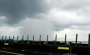 嘉義天空出現雨瀑  似瀑布從天而降