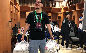 英雄聯盟洲際賽》破冰成功！長毛帶披薩探望閃電狼