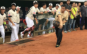 中職明星賽開球  柯文哲暴投  竟怪投手丘有高低差