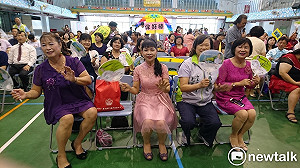 尬歌兼宣揚綠電  魏明谷獻唱「小薇」