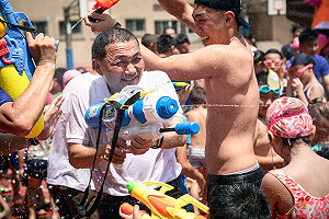 打水仗遭圍攻濕透透 侯友宜大笑：歡喜就好！