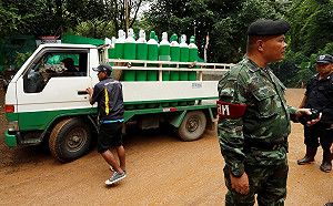 兩個帶一個  潛水搶救泰12足球小將挑戰重重