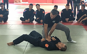 精進戰技! 2名美國武術教官與市警局維安人員訓練交流 