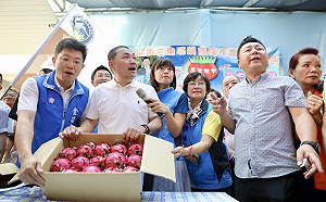 侯友宜促銷嘉義火龍果    一千公斤30分鐘賣完