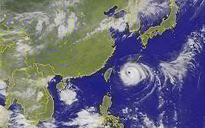 快訊》最新颱風動態！挾帶豪雨特報＋16級強風逼近