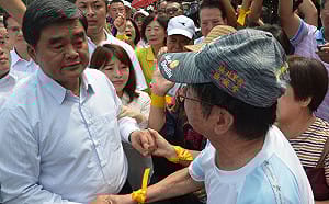 張榮味今早10時發監執行  鄉親相擁淚別