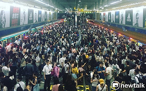 北北基四點停班停課 捷運人潮塞爆堪比跨年