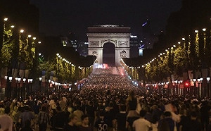 法國睽違12年闖進決賽！球迷嗨到擠爆香榭大道狂歡