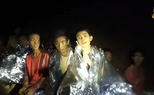 泰受困足球小將  參拜佛寺祈好運