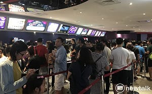 賺到颱風假  桃市百貨賣場電影院滿滿人潮