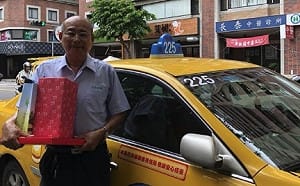 超佛心！小黃司機撿到316萬現金  拾金不昧受表揚