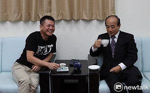 爭竹縣長參選 林為洲穿KMT潮T拜會王金平喊團結勝選