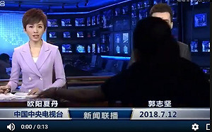 央視放送事故!黑影亂入主播台遞稿 出包畫面火速置換