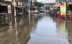 晴天水患！大潮海水倒灌 高旗津區廟前路積水及腳踝