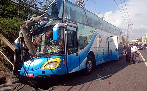 有保祐！嘉義42人進香團撞電線杆車頭毀人僅輕傷