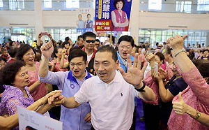 侯友宜新店拜票 　籲年改不應造成階級對立