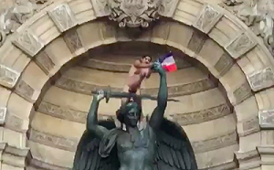 睽違20年法國世足奪冠 球迷嗨到爬上屋頂慶祝 