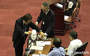 送素顏面具給柯P  王世堅諷：生旦淨末丑都當  就是不當市長