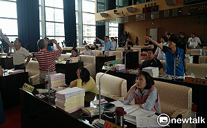 再不道歉就趕出去！ 「爐主」王義川終向藍營議員低頭