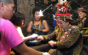 屏東魯凱族部落收穫祭  再現百年紋畫