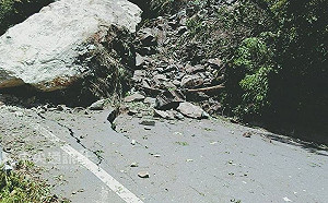 天上掉下來  南橫落下近300公噸巨石