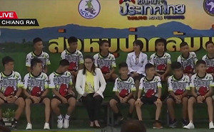 泰洞穴獲救少年足球隊出院亮相 教練：曾挖洞自救未果