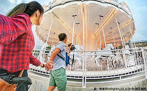 日夜都夢幻！高雄3大IG旋轉木馬你打卡了沒？